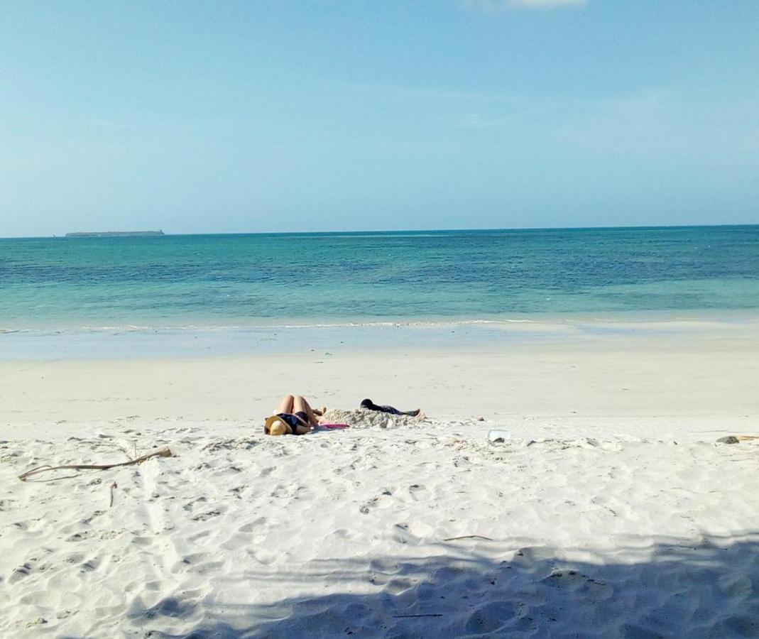 L&J Modern Backpackers Kigamboni Beach House Bed & Breakfast Dar-es-Salaam Eksteriør bilde