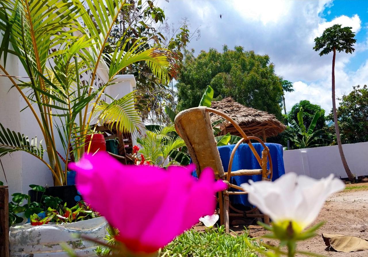 L&J Modern Backpackers Kigamboni Beach House Bed & Breakfast Dar-es-Salaam Eksteriør bilde