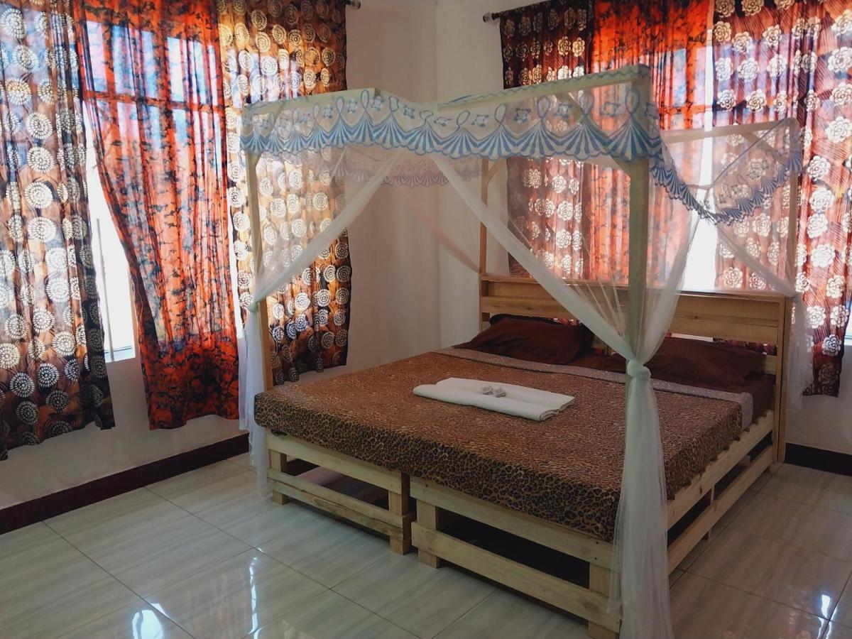 L&J Modern Backpackers Kigamboni Beach House Bed & Breakfast Dar-es-Salaam Eksteriør bilde