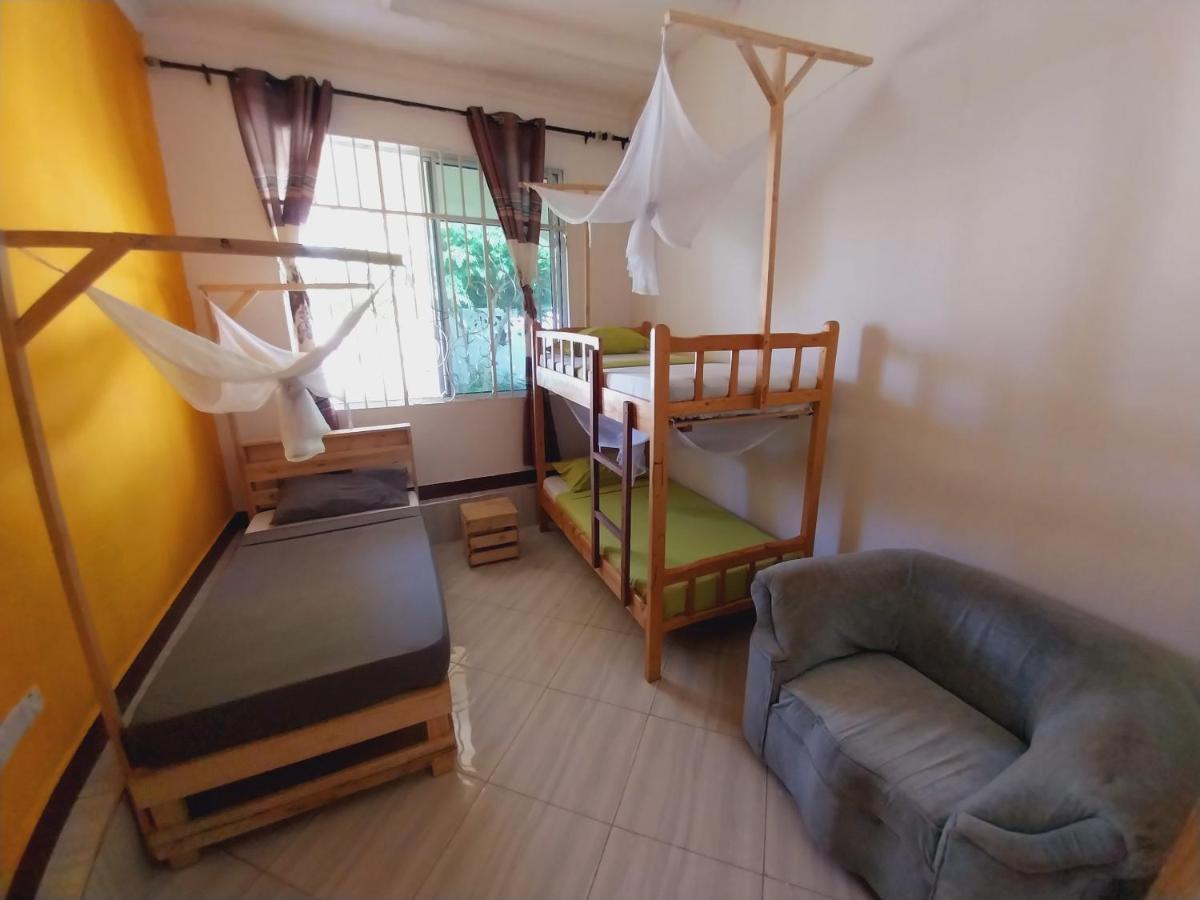 L&J Modern Backpackers Kigamboni Beach House Bed & Breakfast Dar-es-Salaam Eksteriør bilde