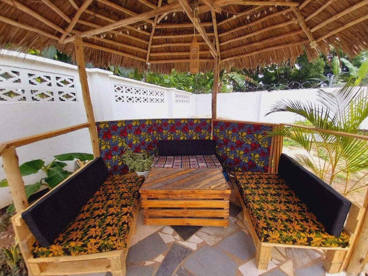 L&J Modern Backpackers Kigamboni Beach House Bed & Breakfast Dar-es-Salaam Eksteriør bilde